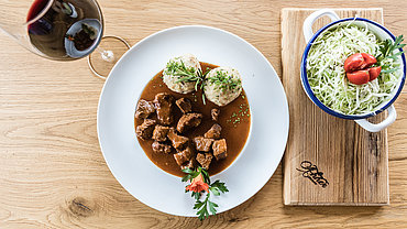 Sappige rundergoulash met spekknoedels en koolsla