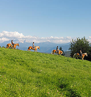 Paardrijvakantie in Zuid-Tirol: paardengefluister op de boerderij