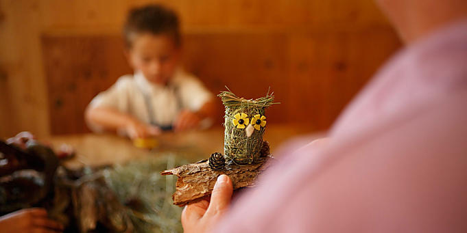 Natuurlijk knutselwerk op de boerderij in Zuid-Tirol