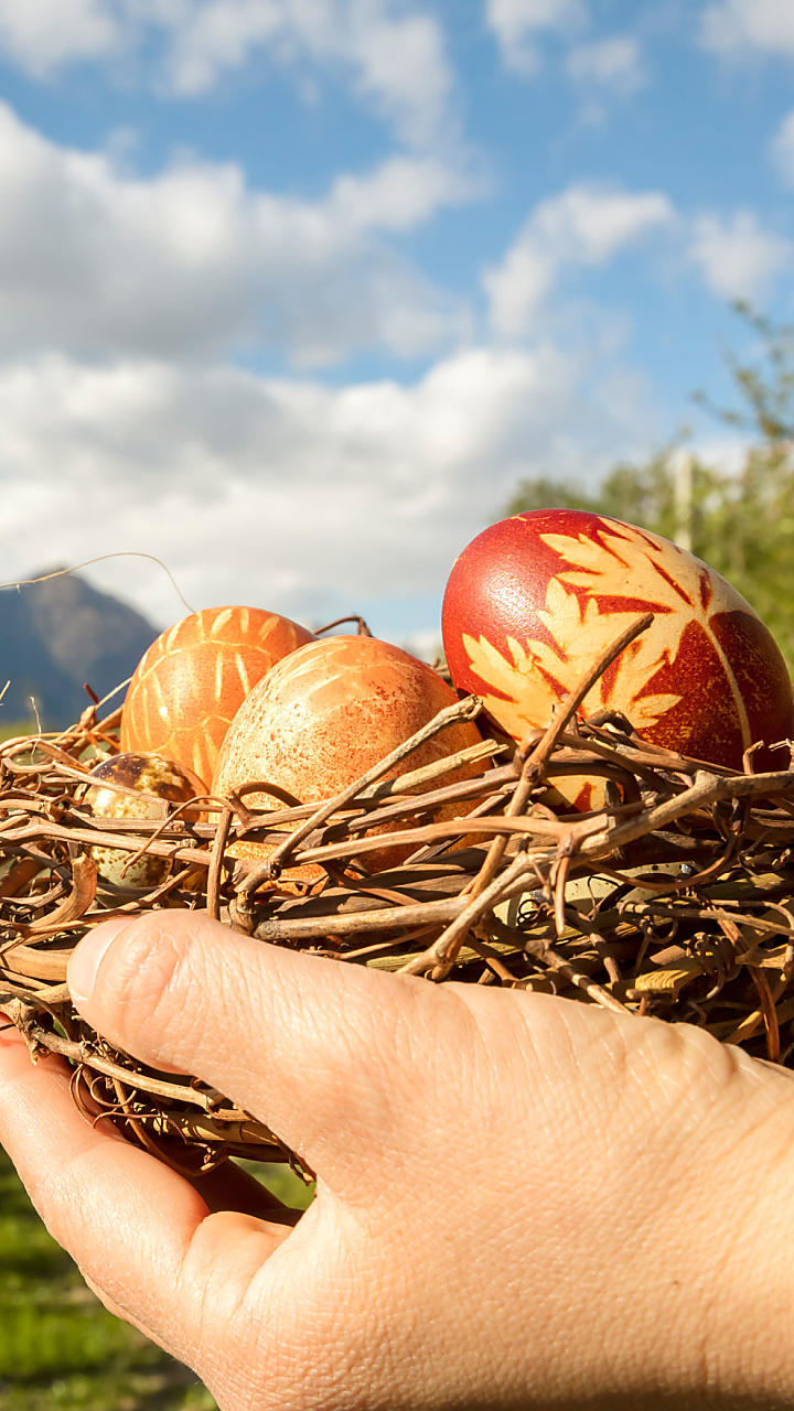 Kleurrijke paastijd op de boerderij in Zuid-Tirol