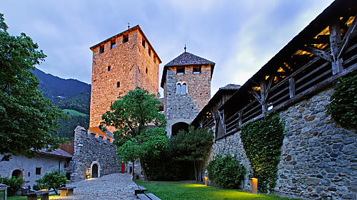 Kasteel Tirol: oude muren met geschiedenis