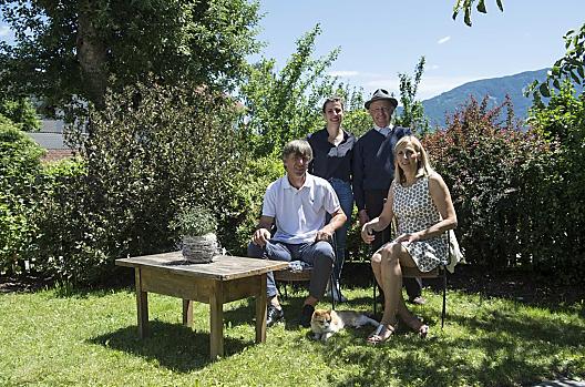 Michael, Gertraud, Raffaela, Opa Karl und Katze Tom