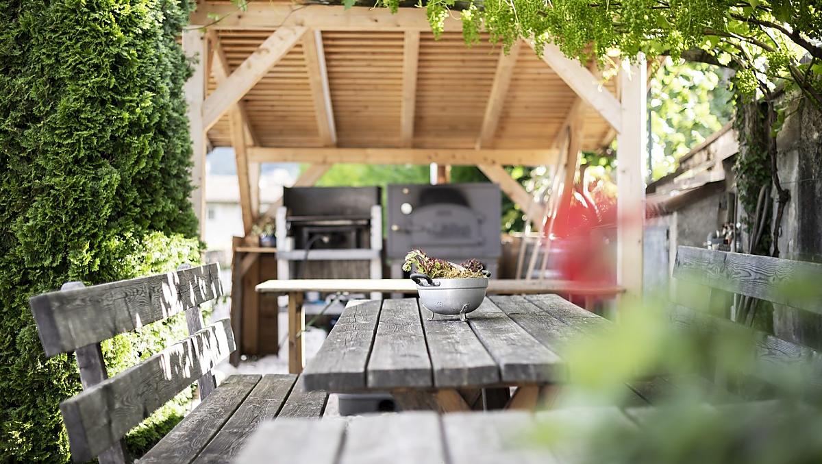Barbecueplaats, broodoven en wijnprieel