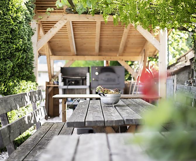 Barbecueplaats, broodoven en wijnprieel