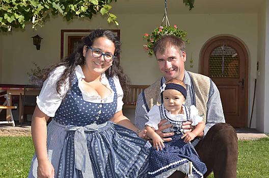 Familie Rabensteiner: Klaus en Katja met Gloria