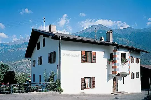 Neuhaushof - Elenco Photo