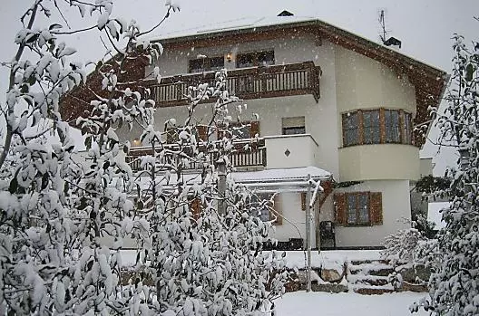 Haus Sanin - Elenco Photo