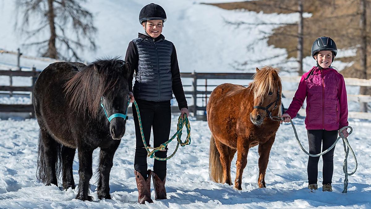 Janina en Annika met pony's Stella en Nelli