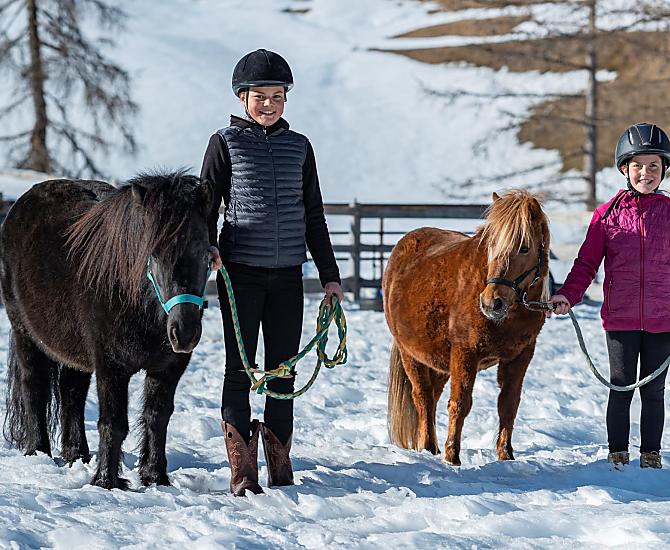 Janina en Annika met pony's Stella en Nelli