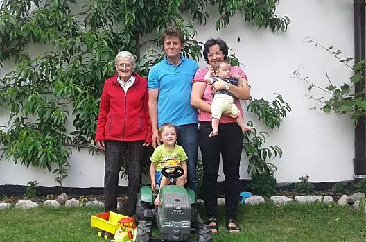 De familie Hofer: Stefan en Elisabeth, Hannes, Claudia en Oma Maria 