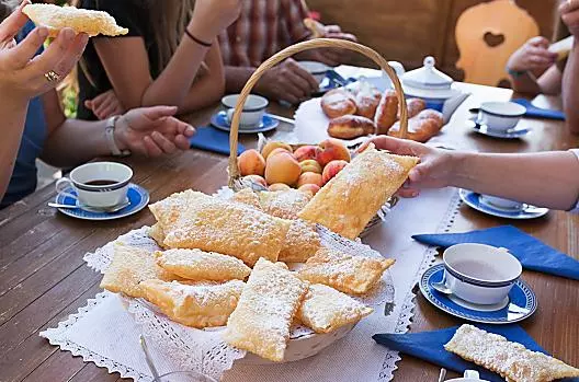 Traditioneel zijn er op feestdagen zelfgemaakte Zuid-Tiroolse Krapfen. 
