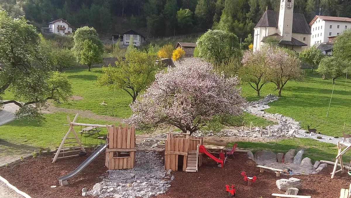 Uitzicht vanaf de appartementen op de avontuurlijke speeltuin en op het eigen weiland met al de dieren.