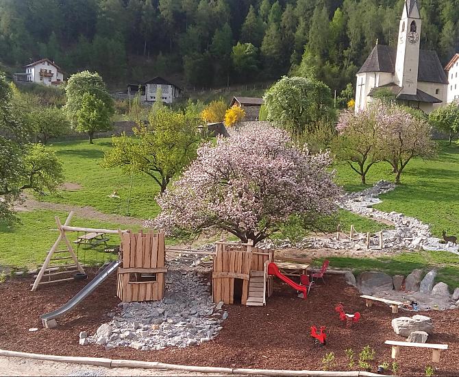 Uitzicht vanaf de appartementen op de avontuurlijke speeltuin en op het eigen weiland met al de dieren.