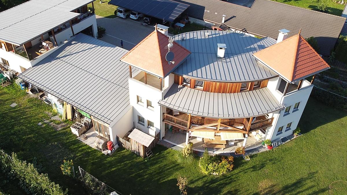 Boerderij Weiss-Hof met privéwoning, agrarische overkapping, vakantieappartementen, overdekte parkeerplaats met fotovoltaïsche installatie