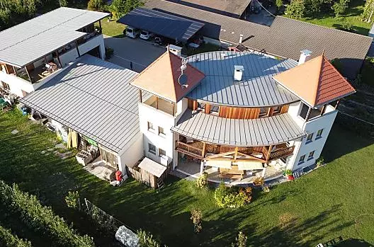 Boerderij Weiss-Hof met privéwoning, agrarische overkapping, vakantieappartementen, overdekte parkeerplaats met fotovoltaïsche installatie
