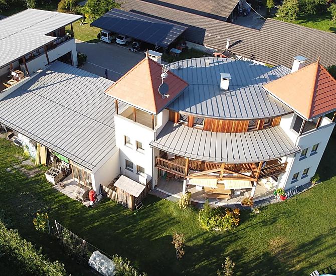 Boerderij Weiss-Hof met privéwoning, agrarische overkapping, vakantieappartementen, overdekte parkeerplaats met fotovoltaïsche installatie