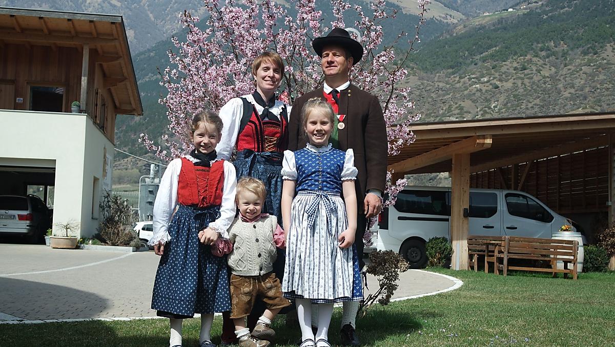 Familie Weiss in traditionele klederdracht