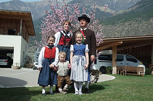 Familie Weiss in traditionele klederdracht