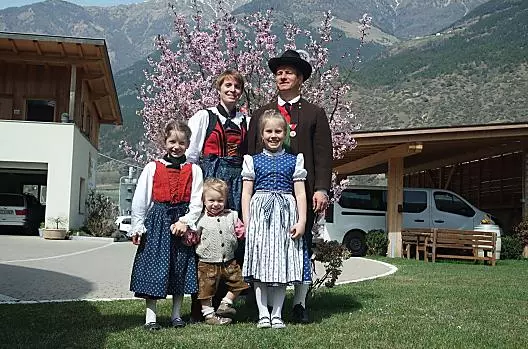 Familie Weiss in traditionele klederdracht