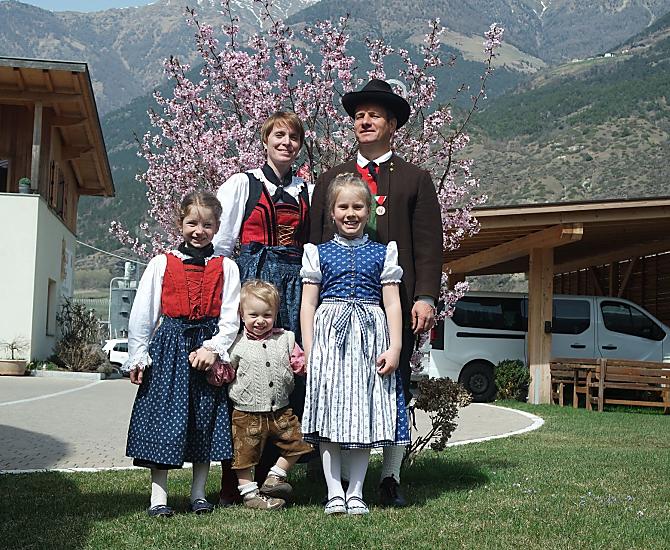Familie Weiss in traditionele klederdracht