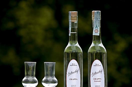 Grappa van onze boerderijstokerij
