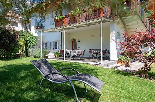Tuin met ligwei en terras voor ontspannende uren