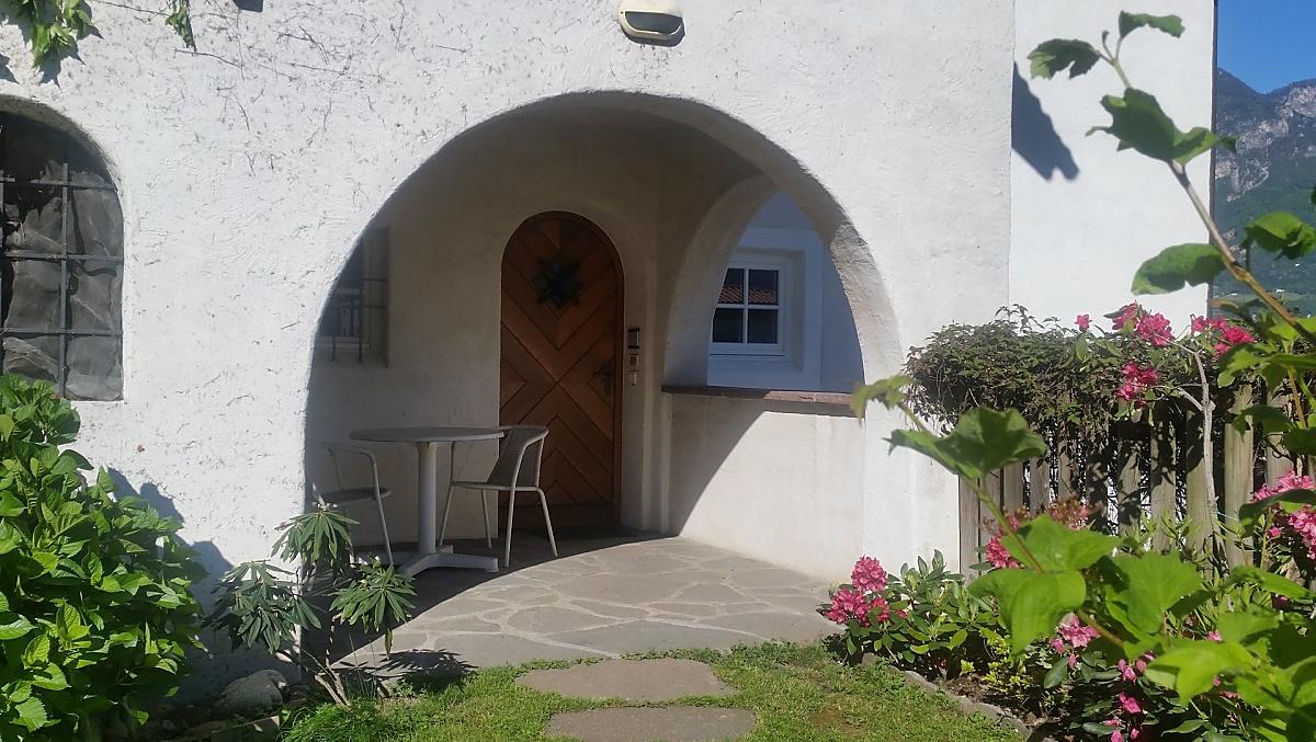Entree van vakantiewoning Etschtal met terras op het noorden