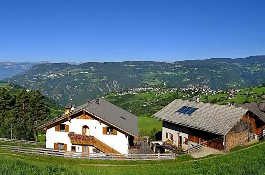 Heideggerhof met uitzicht op Völs am Schlern en de Ritten.