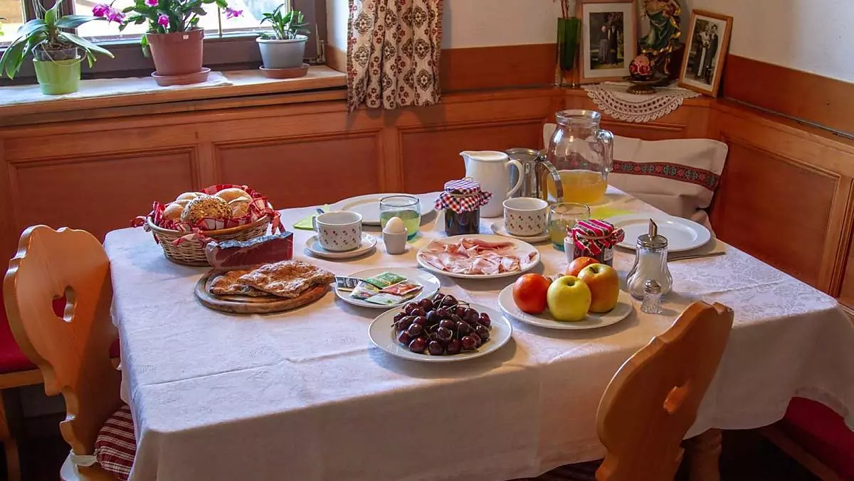 Onze ontbijttafel, voor u gedekt met producten van de boerderij en uit de streek, nodigt uit om te genieten.