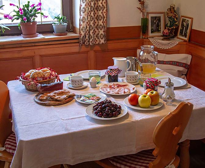 Onze ontbijttafel, voor u gedekt met producten van de boerderij en uit de streek, nodigt uit om te genieten.
