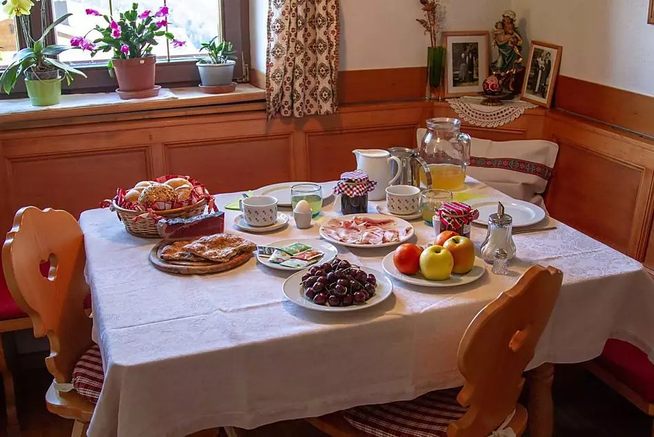 Onze ontbijttafel, voor u gedekt met producten van de boerderij en uit de streek, nodigt uit om te genieten.