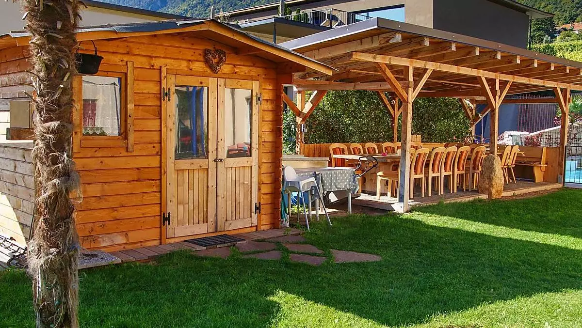 Tuinhuisje en prieel voor mooie zomervakantiedagen