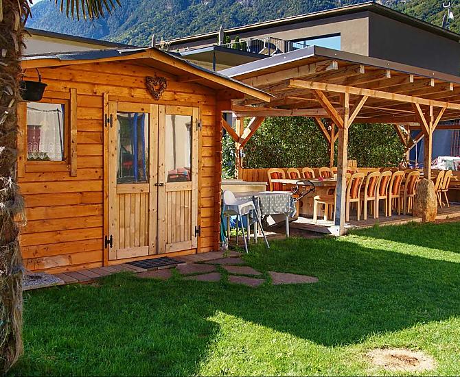 Tuinhuisje en prieel voor mooie zomervakantiedagen