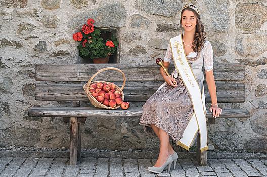 Dochter Maria als appelkoningin
