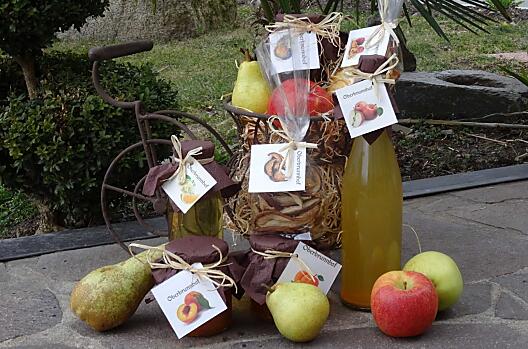 Vers fruit volgens het seizoen, diverse soorten jam, siroop, appelsap en gedroogd fruit