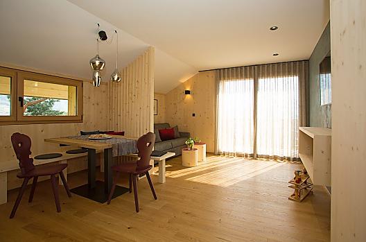 Ruime woonkamer in appartement Hirzer