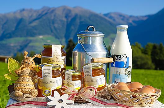 Boerderij-eigen producten: melk, eieren en honing