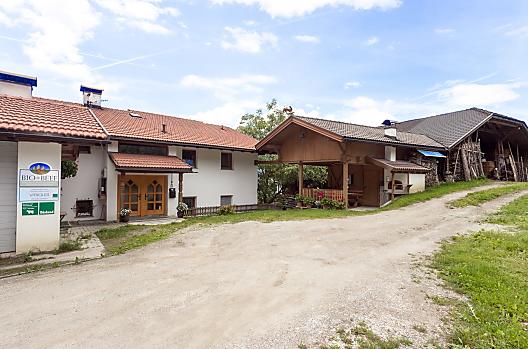 Entree met binnenruimte. Direct naast de schuur is onze bakoven met gezellige zithoek en boerderijwinkel.