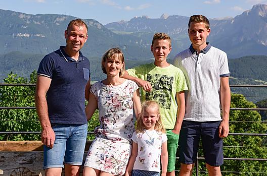 Familie Hofer: Alois, Elisabeth, Valentin, Tobias en Marlen heten u van harte welkom