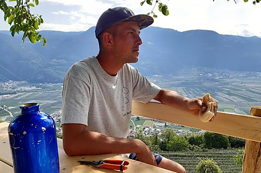 Jongboer Andreas tijdens de "Marende" snack op de wijngaard