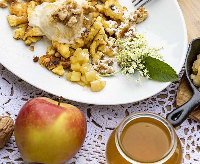 Appelpannenkoek, appel-vlierbessengelei, appelmoes ijs, gekarameliseerde appelen