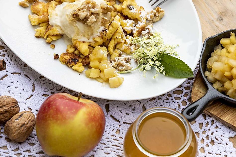Appelpannenkoek, appel-vlierbessengelei, appelmoes ijs, gekarameliseerde appelen