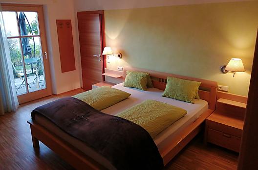 Massief houten meubilair en houten vloer voor een comfortabele nachtrust