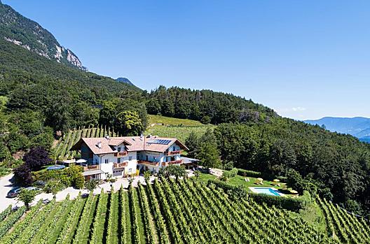Sonnige Alleinlage mit bezaubernder Aussicht auf das Südtiroler Unterland und doch nur 600 m vom Dorfzentrum entfernt.
