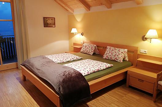 Volledig ingerichte vakantiewoningen voor uw vakantie, slaapkamers met drie bedden en reisbedjes.