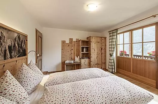 Gezellige tweepersoonskamer met panoramaraam in vakantiewoning Gartenblick
