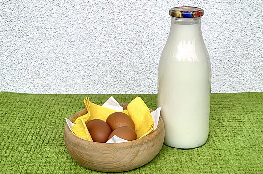 Verse scharreleieren en gezonde koemelk