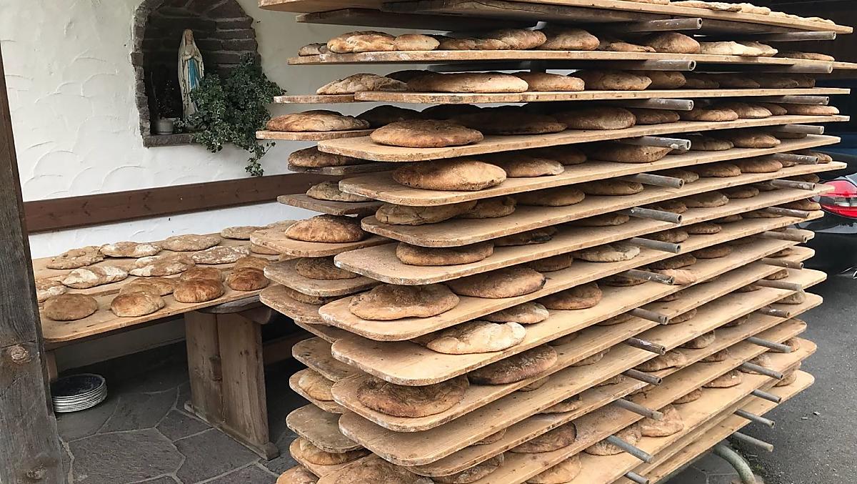 Brood bakken in de steenoven. Als de maan goed staat, wordt het vuur aangestoken in de oude oven.