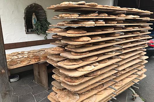 Brood bakken in de steenoven. Als de maan goed staat, wordt het vuur aangestoken in de oude oven.