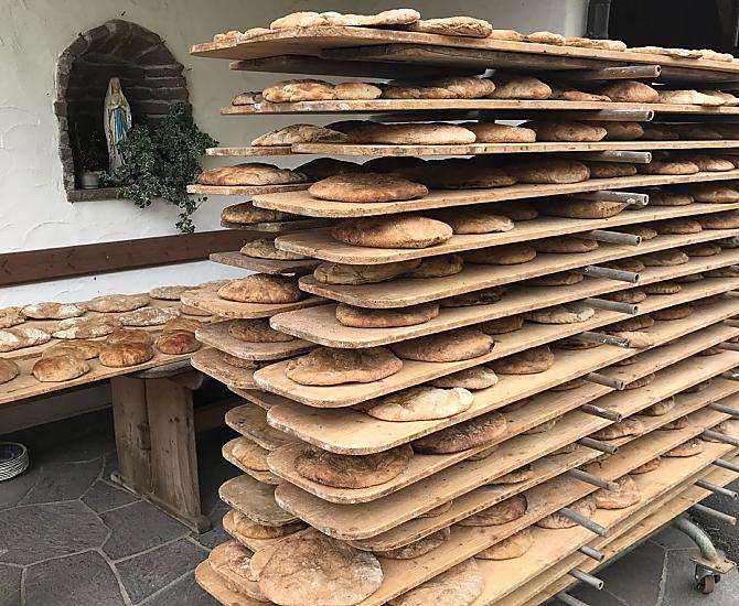 Brood bakken in de steenoven. Als de maan goed staat, wordt het vuur aangestoken in de oude oven.